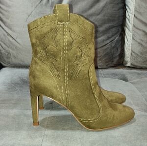 BCBGENERATION SARA BOOTIE OLIVE SUEDE WESTERN EMBROIDERED ANKLE BOOTS SIZE 6